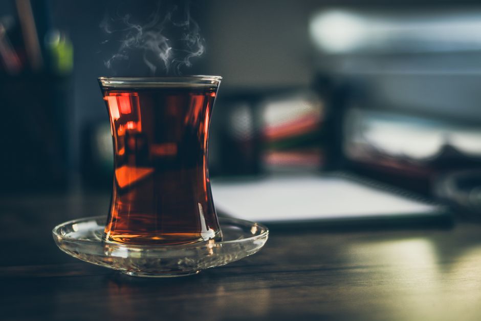 Borostyánszín tea klasszikus csészében