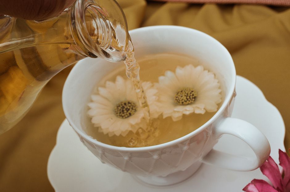 Gőzölgő gyógynövényes tea csészében